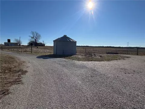 Exterior - 5120 SW 10th St, Columbus, KS 66725 photo 6 of 8