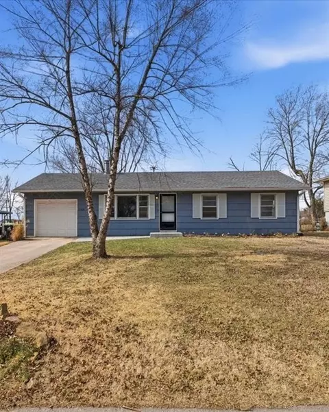 2500 Hillside Dr, Harrisonville, MO 64701