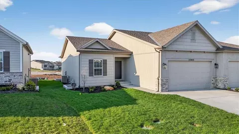 25037 W 94th Ter, Lenexa, KS 66227