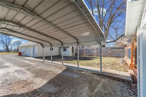 Exterior - 612 E 5th St, Cameron, MO 64429 photo 7 of 8