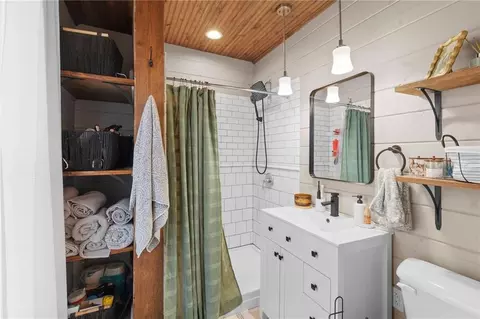 Bath - 612 E 5th St, Cameron, MO 64429 photo 2 of 3