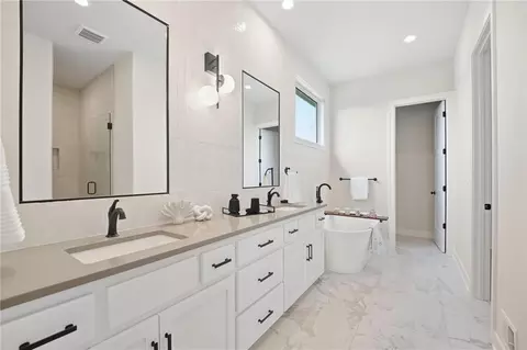 Bath - 2127 NW Killarney Ln, Lees Summit, MO 64081 photo 2 of 8