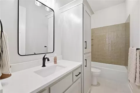 Bath - 2127 NW Killarney Ln, Lees Summit, MO 64081 photo 1 of 8