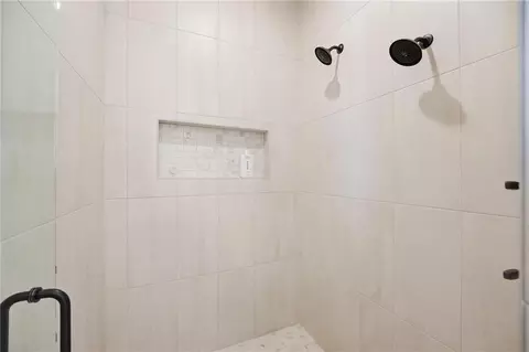 Bath - 2127 NW Killarney Ln, Lees Summit, MO 64081 photo 4 of 8