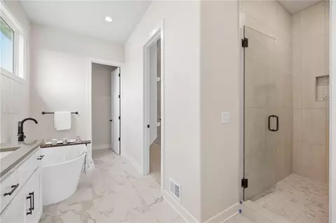 Bath - 2127 NW Killarney Ln, Lees Summit, MO 64081 photo 3 of 8