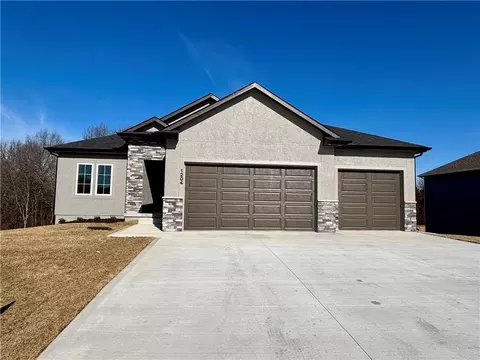 1204 NW 5th St, Oak Grove, MO 64075