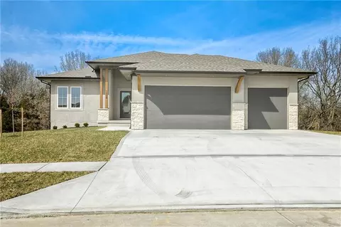 1206 NW 5th St, Oak Grove, MO 64075