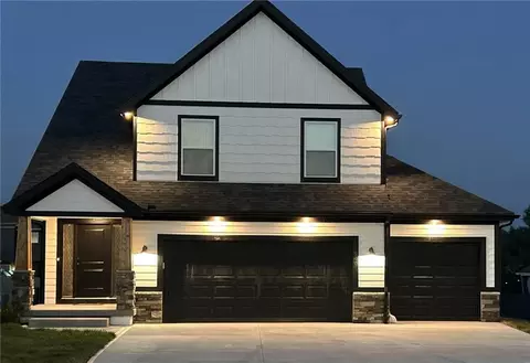 949 N Cottonwood Ct, Tonganoxie, KS 66086