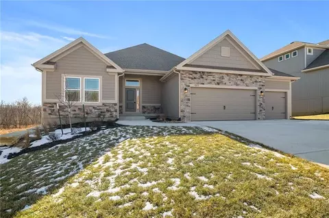 7015 NE 103rd St, Kansas City, MO 64156