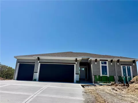 13895 NW 70th St, Parkville, MO 64152