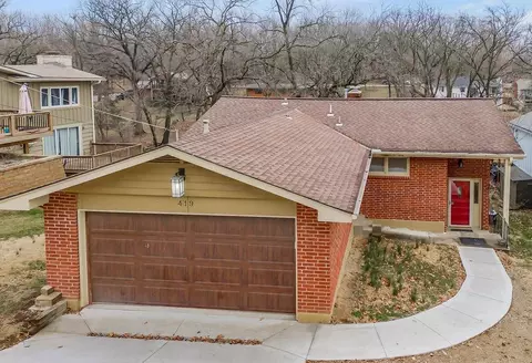 419 NW North Shore Dr, Lake Waukomis, MO 64151