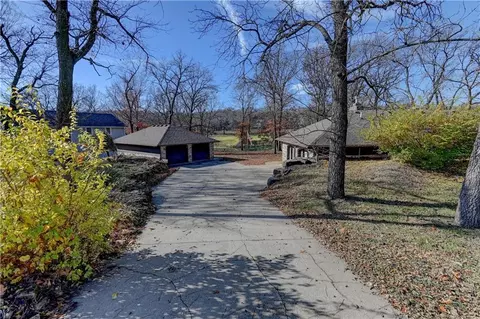 8044 Rock Creek Dr, Ozawkie, KS 66070