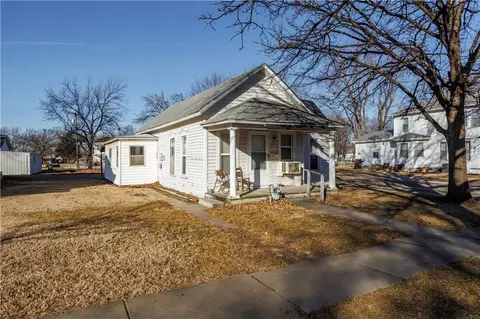 623 N 6th St, Fredonia, KS 66736