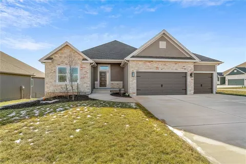 7001 NE 103rd St, Kansas City, MO 64156