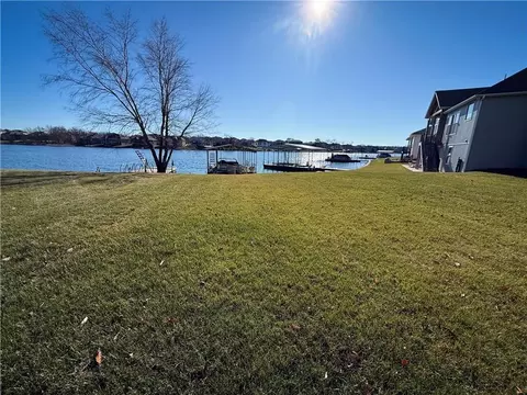 1427 Young Cir, Raymore, MO 64083