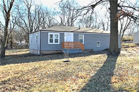 11505 Grandview Rd, Kansas City, MO 64137