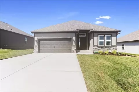 11464 N Auburndale Cir, Kansas City, MO 64157