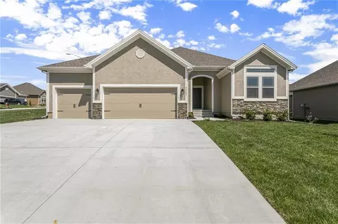 11452 N Auburndale Cir, Kansas City, MO 64157