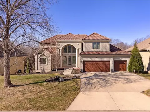8920 Pine St, Lenexa, KS 66220