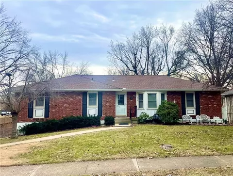 809 NE Cedar St, Lees Summit, MO 64086