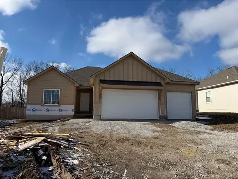 2304 NW Rymeg Dr, Grain Valley, MO 64029