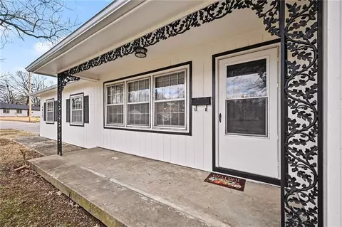 6017 N Howard Ave, Gladstone, MO 64118