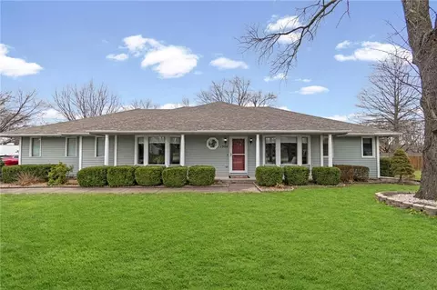 1304 S Jefferson St, Kearney, MO 64060