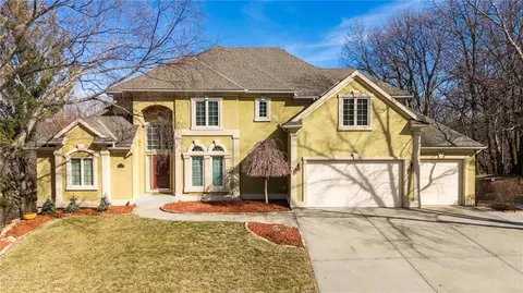 6119 S National Dr, Parkville, MO 64152