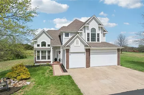 16374 Lake Point Dr, Bonner Springs, KS 66012