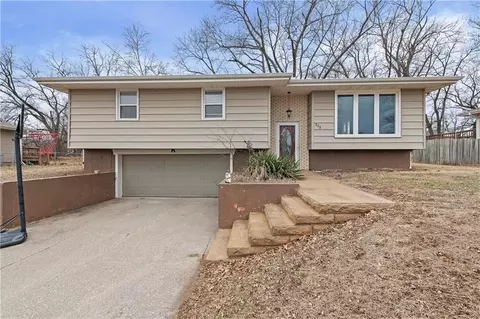332 Matthews Ln, Gower, MO 64454