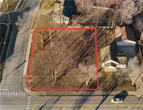 342 NE Acres Ne Victoria Dr, Lees Summit, MO 64086