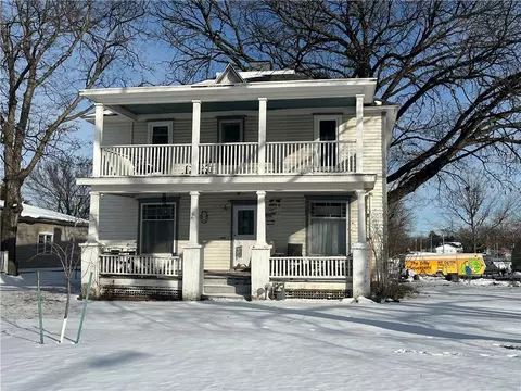 118 7th St, Baldwin City, KS 66006