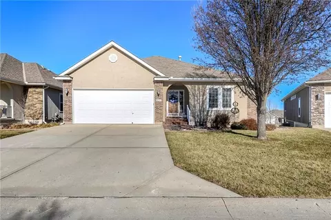 908 SW Olympia Ct, Lees Summit, MO 64082