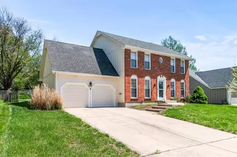 3907 NE Clearbrook Dr, Lees Summit, MO 64064