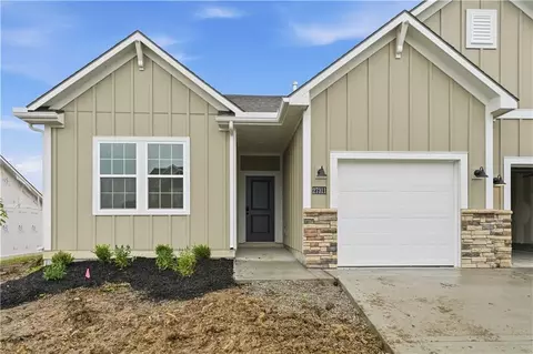 12414 S Acacia Dr, Lees Summit, MO 64086