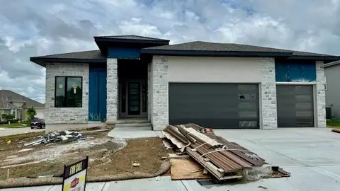 17401 Parkhill St, Overland Park, KS 66221