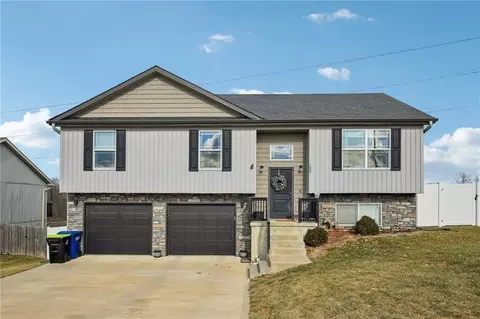 102 Division St, Knob Noster, MO 65336