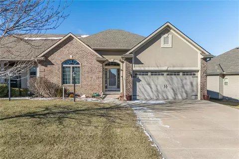 4410 Stonebridge Dr, Saint Joseph, MO 64505