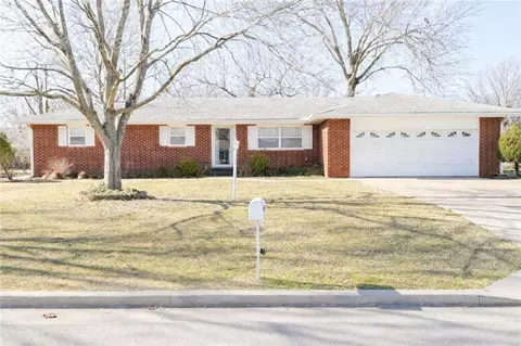 410 S Wilshire Blvd, Coffeyville, KS 67337