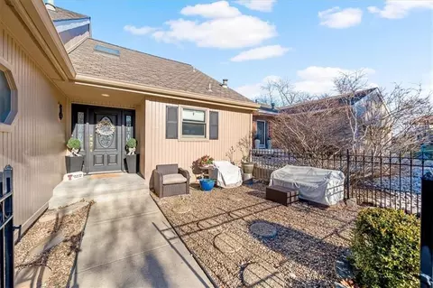 Exterior - 448 Point Dr, Lees Summit, MO 64064 photo 2 of 5
