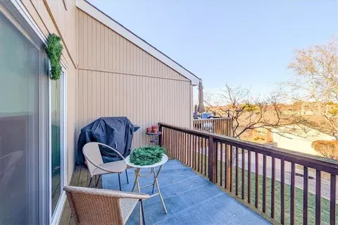 Exterior - 448 Point Dr, Lees Summit, MO 64064 photo 4 of 5
