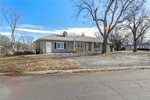 8421 Spring Valley Rd, Raytown, MO 64138