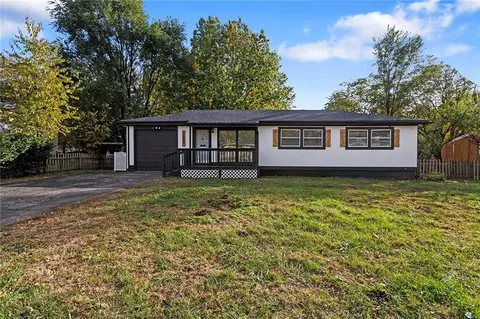 1005 NE 62nd St, Gladstone, MO 64118