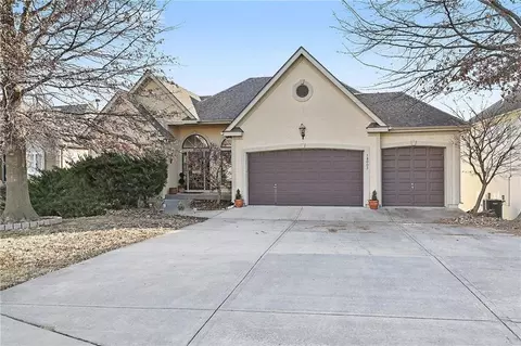 18003 Rollins Dr, Smithville, MO 64089