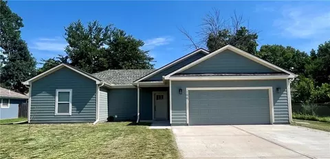 106 E Walker Dr, Harrisonville, MO 64701