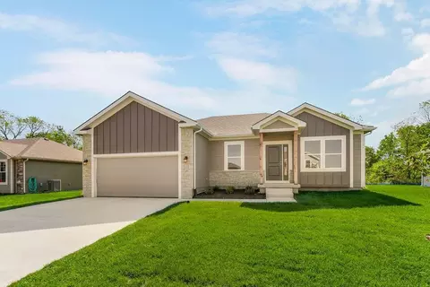 700 Red Clover Ct, Raymore, MO 64083