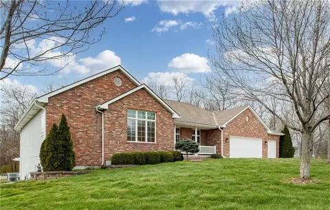 4203 SE Willow Ridge Ct, Blue Springs, MO 64014