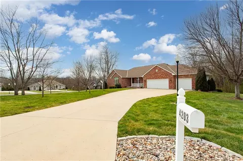 4203 SE Willow Ridge Ct, Blue Springs, MO 64014