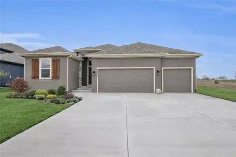 19326 Skyview Ln, Spring Hill, KS 66083