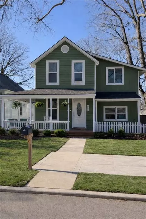 930 W 7th St, Leavenworth, KS 66048